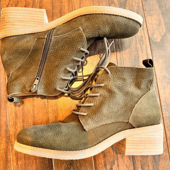 Lucky Brand size 7.5 Tamela Green Leather Suede Booties - Picture 1 of 5